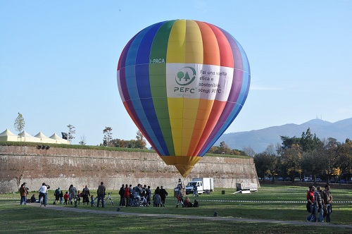 La mongolfiera PEFC alle porte di Lucca La mongolfiera PEFC alle porte di Lucca
